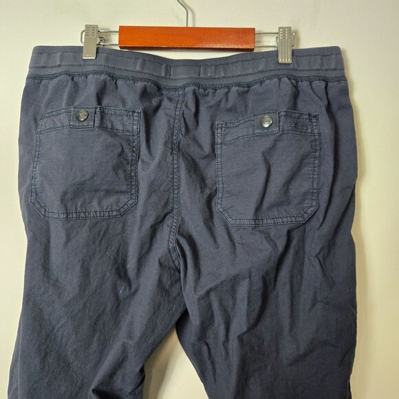 L.L. Bean Women's Size M Petite Stretch Ripstop Pull-On Capri Pants Slim-Leg - Picture 4 of 10